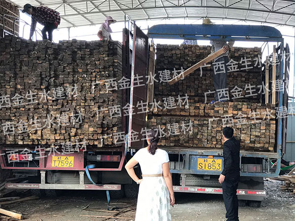 金生水總裁和副總，監(jiān)督5x8建筑木方出貨